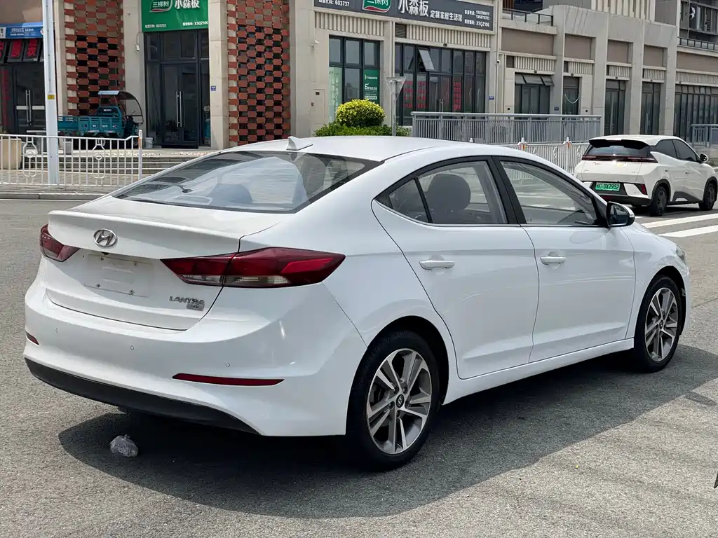 Hyundai Elantra — миниатюра 7