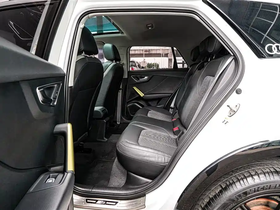 Audi Q2L - фото 16