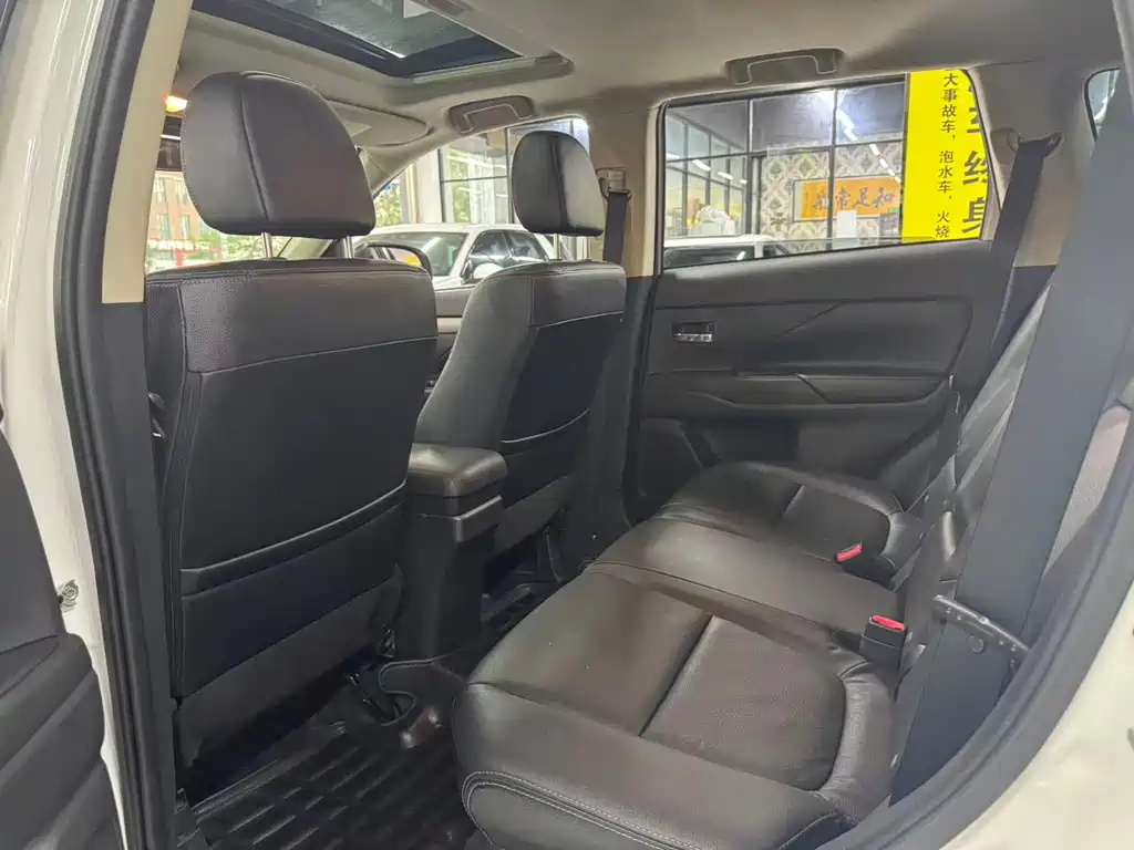 Mitsubishi Outlander (Import) — миниатюра 8