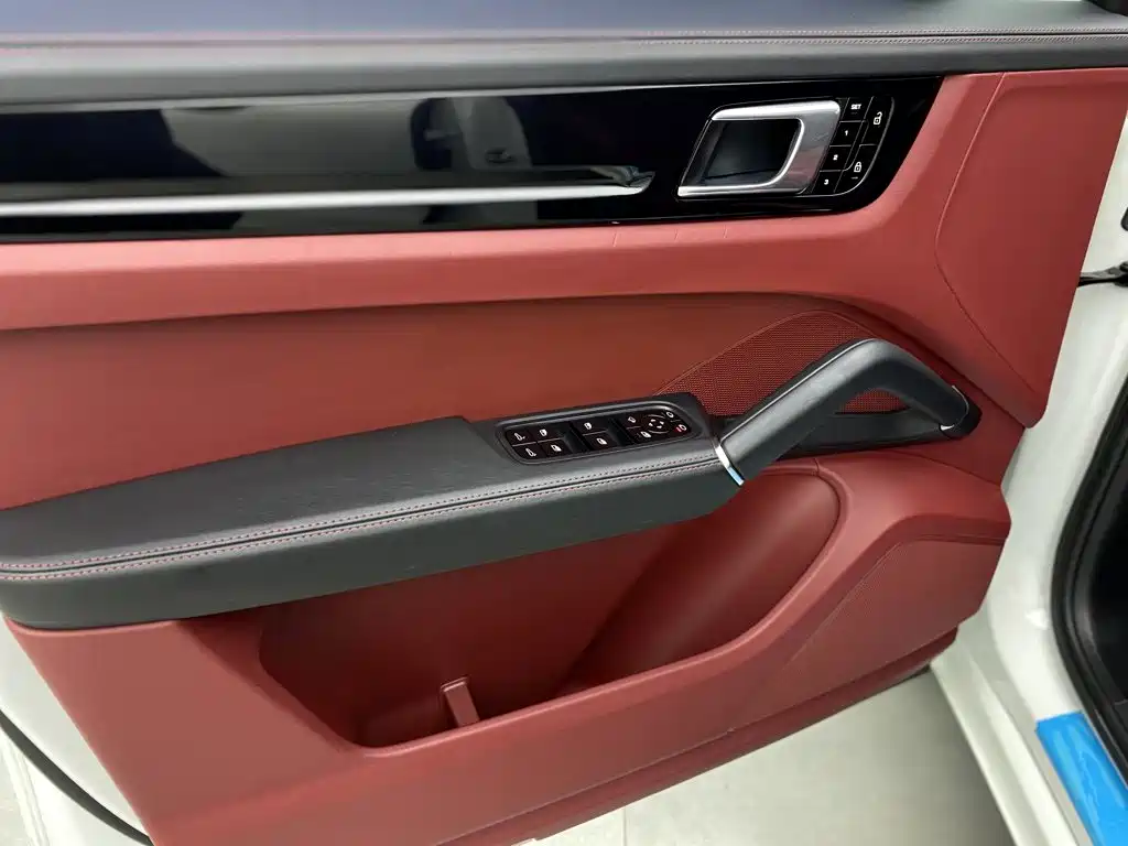 Porsche Cayenne — миниатюра 14