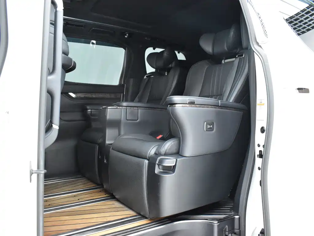 Toyota Alphard — миниатюра 17