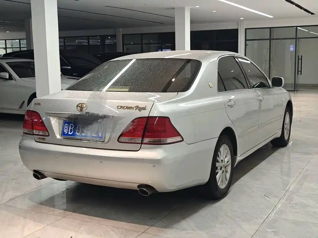 Toyota Crown — миниатюра 8