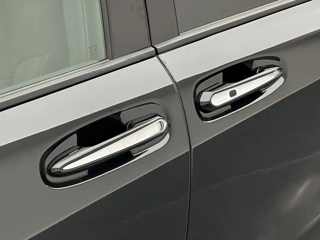 Toyota Granvia — миниатюра 14