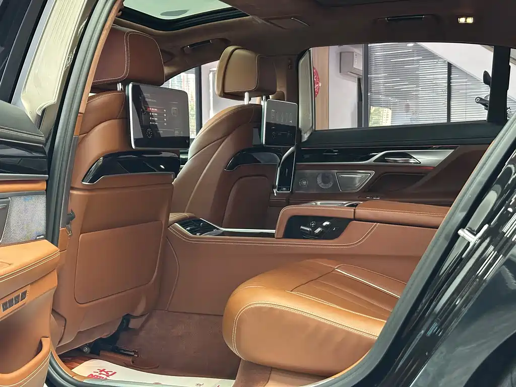 BMW 7 Series — миниатюра 8
