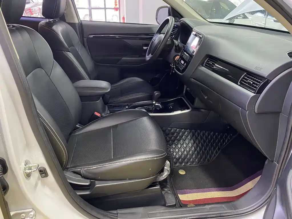 MITSUBISHI OUTLANDER