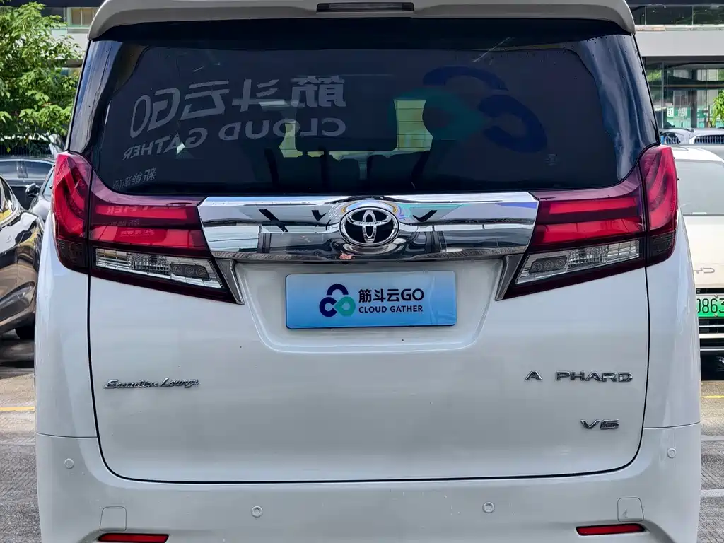 Toyota Alphard — миниатюра 11