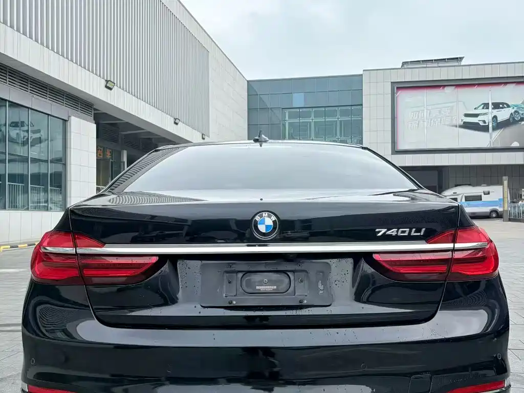BMW 7 Series — миниатюра 7