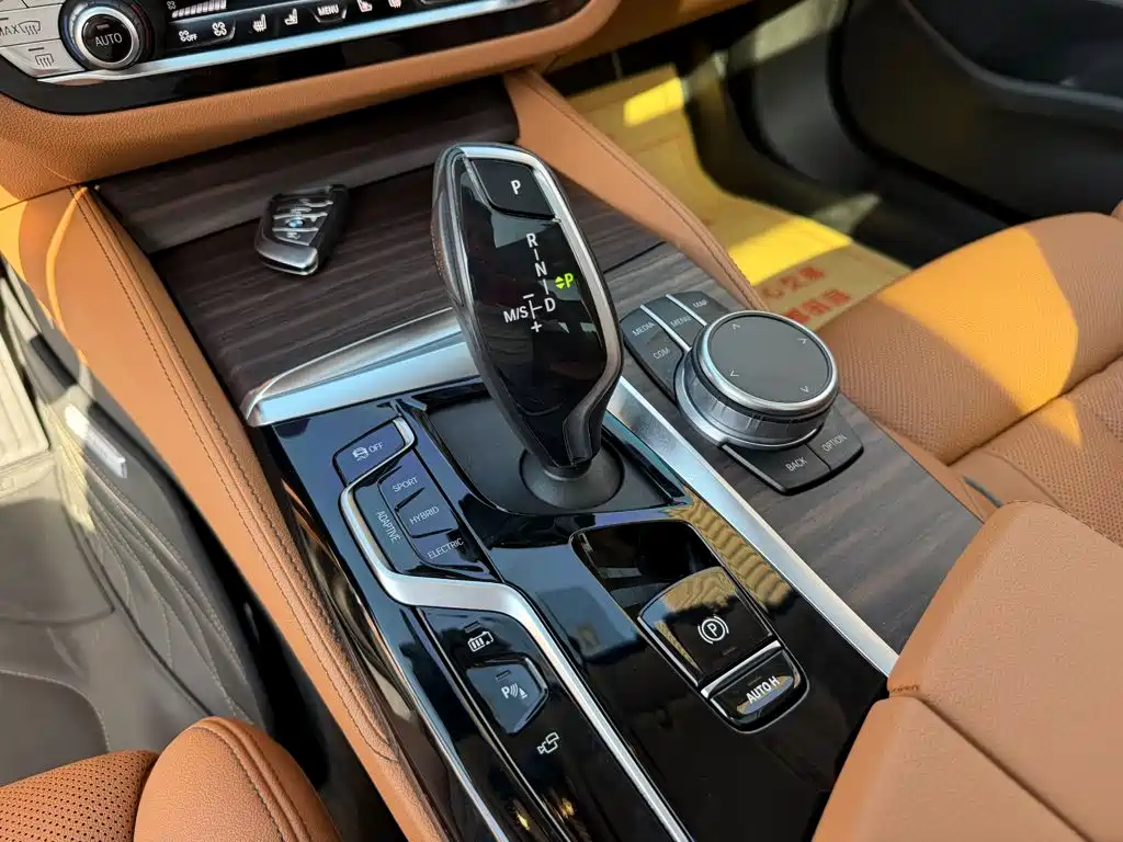 BMW 5 Series New Energy — миниатюра 9