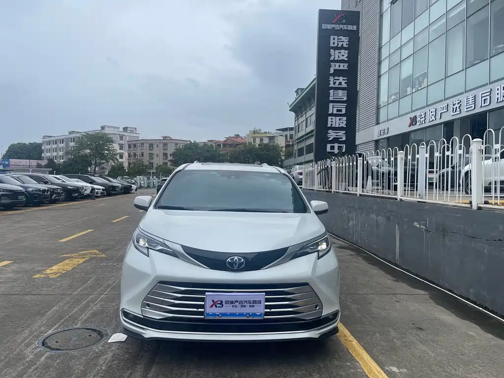 Toyota Sienna — миниатюра 2