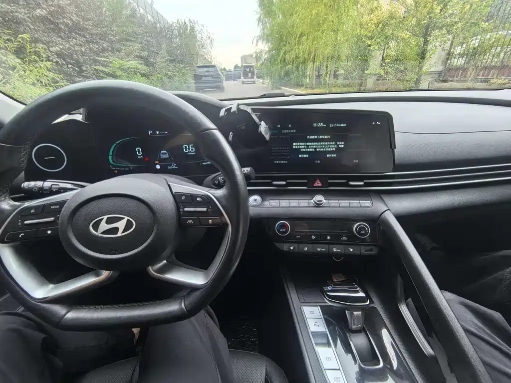 Hyundai Elantra — миниатюра 12