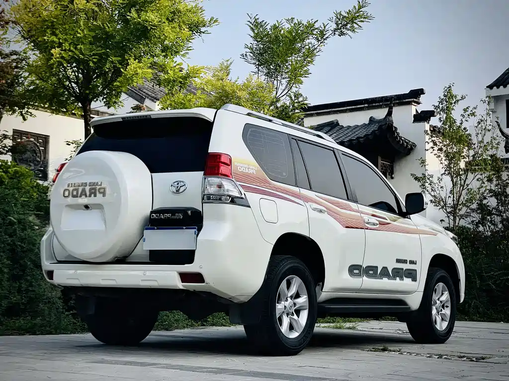 Toyota Land Cruiser Prado 2010 2.7L AT Luxury