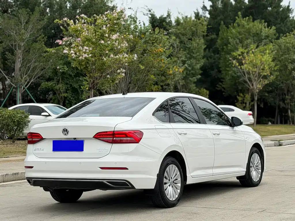 Volkswagen Lavida — миниатюра 5