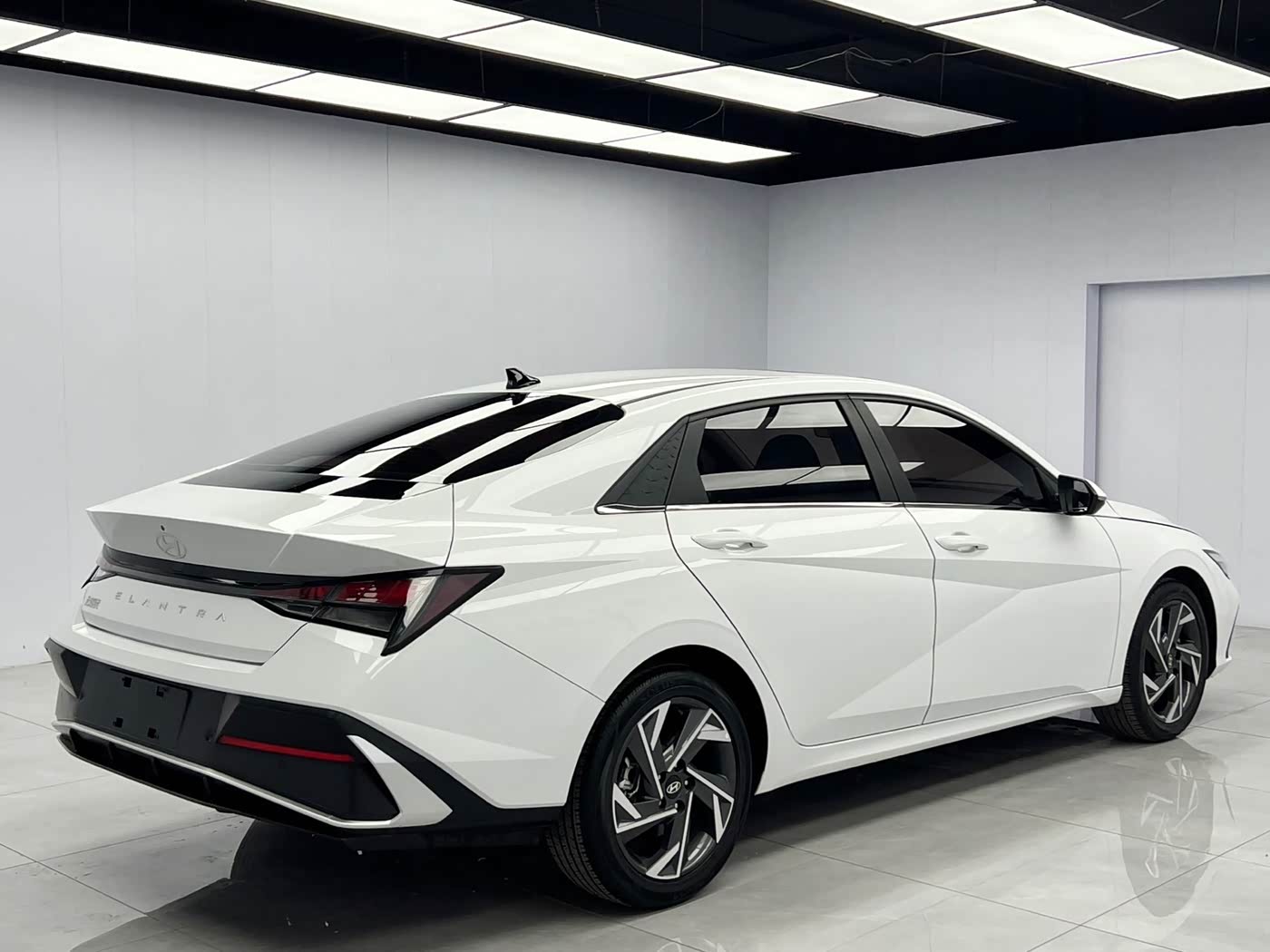 Hyundai Elantra 1.5 л 2023 г. Белый, пробег 4000 км
