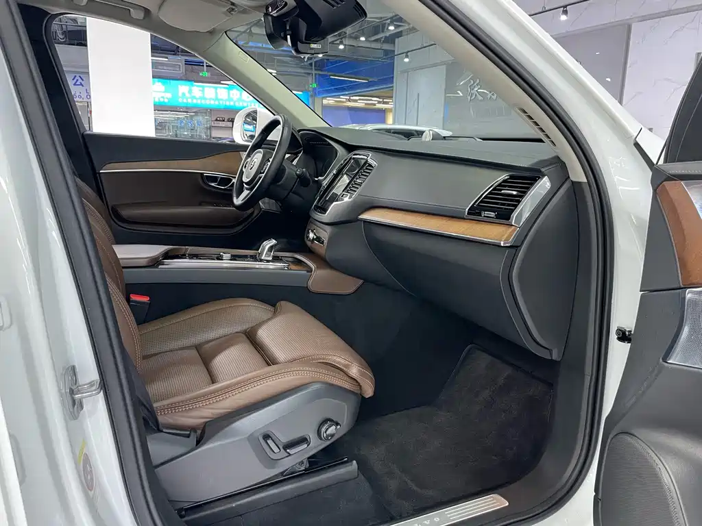Volvo XC90 PHEV — миниатюра 10