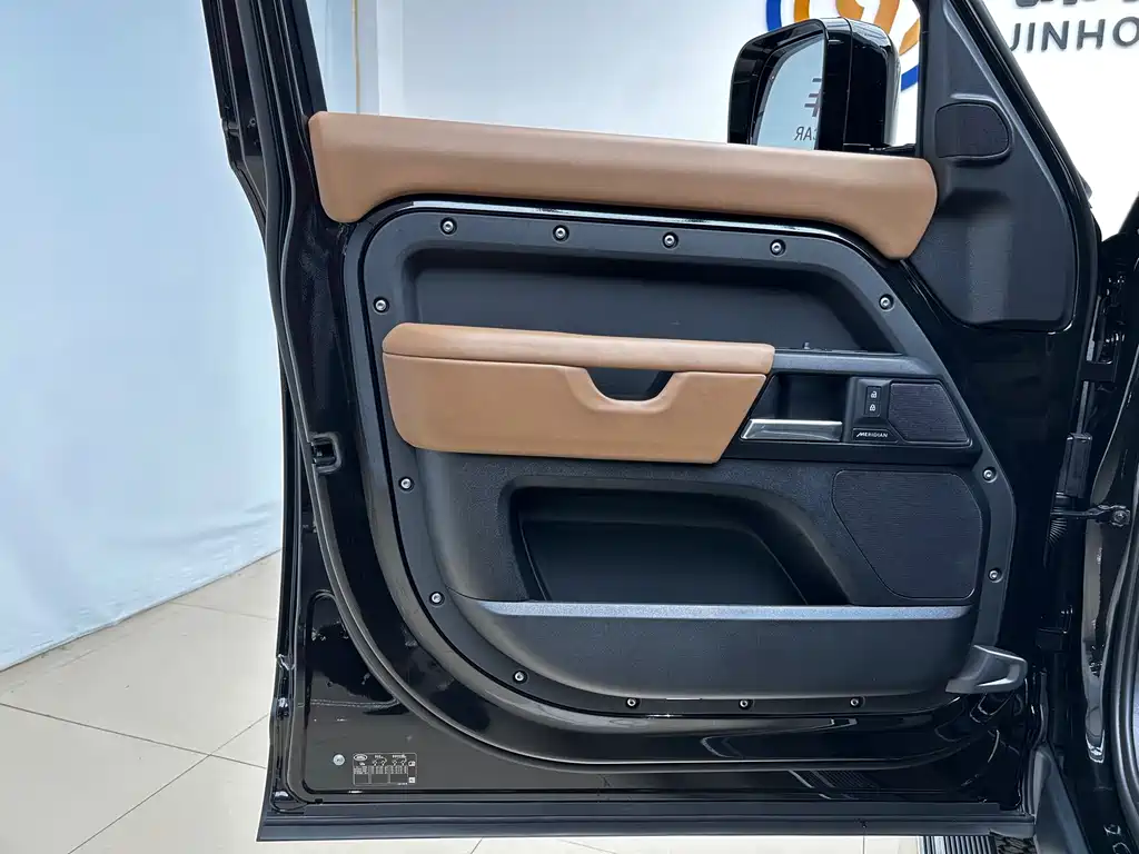 Land Rover Defender — миниатюра 7