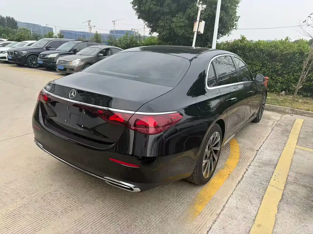 Mercedes-Benz E-Class — миниатюра 2