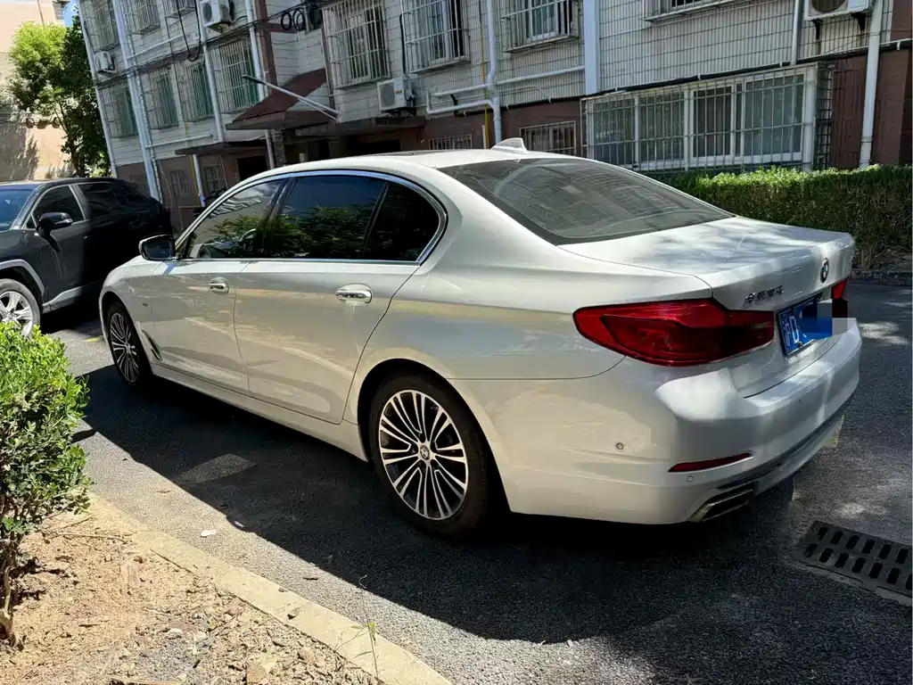 BMW 5 Series — миниатюра 6
