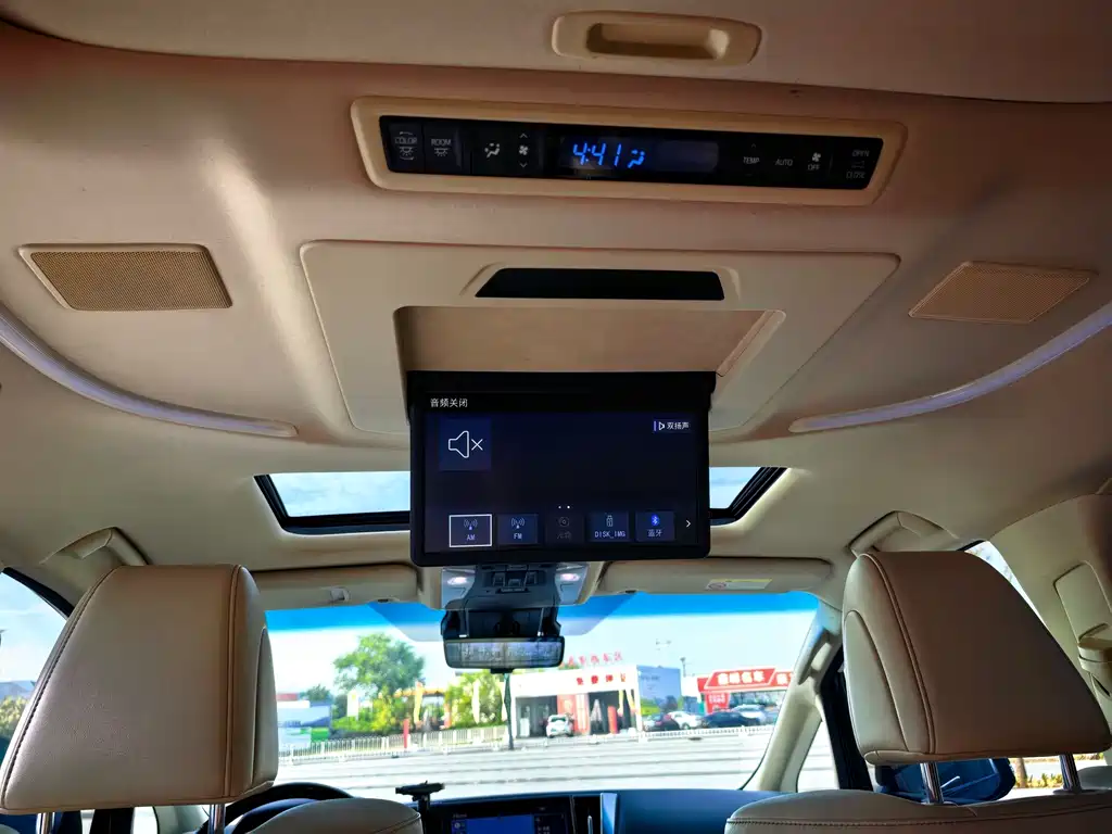 Toyota Alphard — миниатюра 18