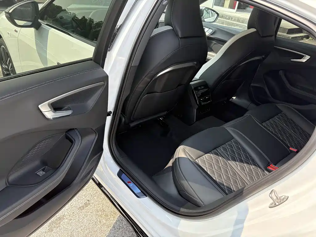 Audi A5L — миниатюра 10