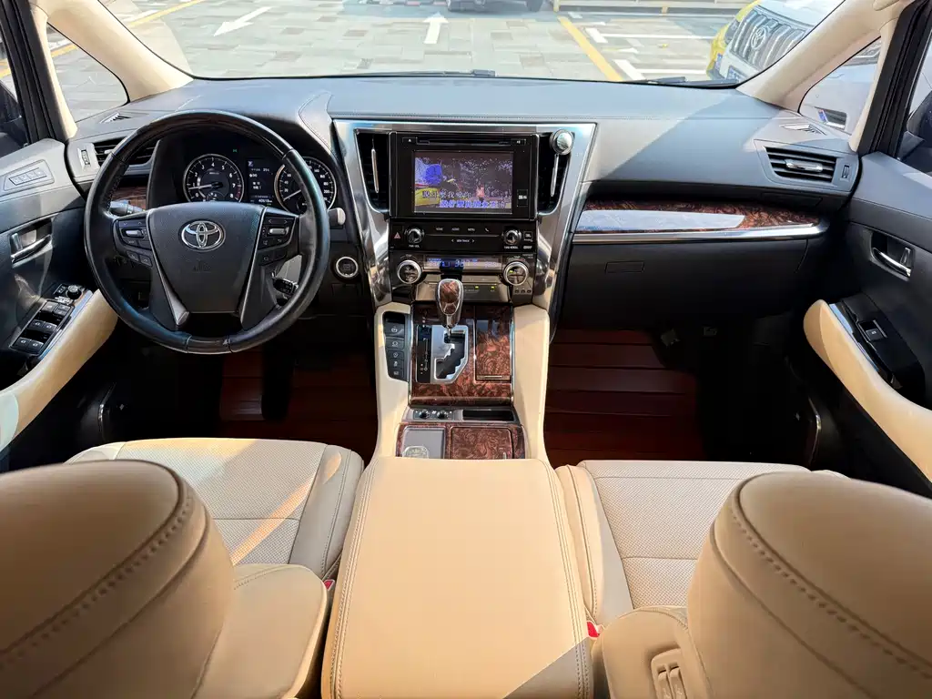 Toyota Alphard — миниатюра 15