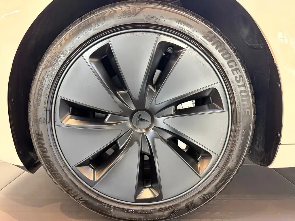 Tesla Model 3 — миниатюра 8