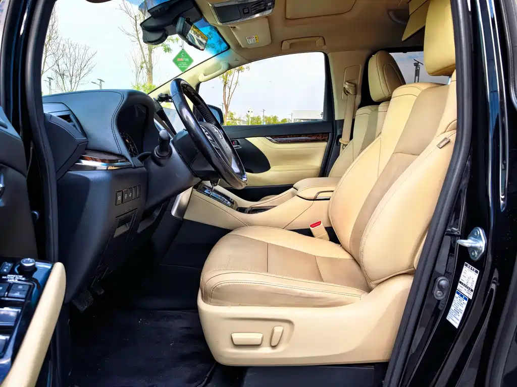 Toyota Alphard — миниатюра 9