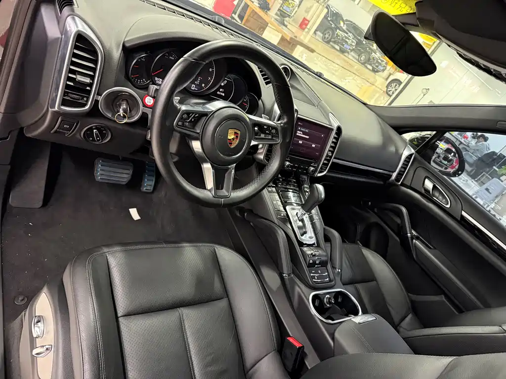 Porsche Cayenne — миниатюра 5