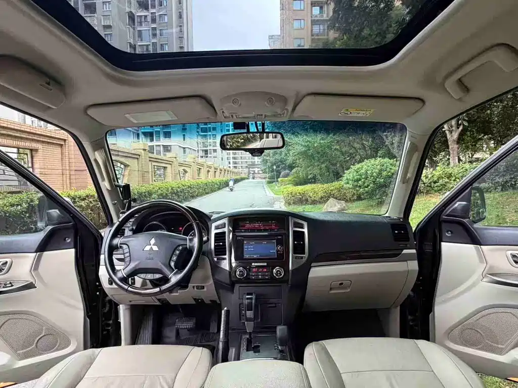 Mitsubishi Pajero (Import) — миниатюра 8