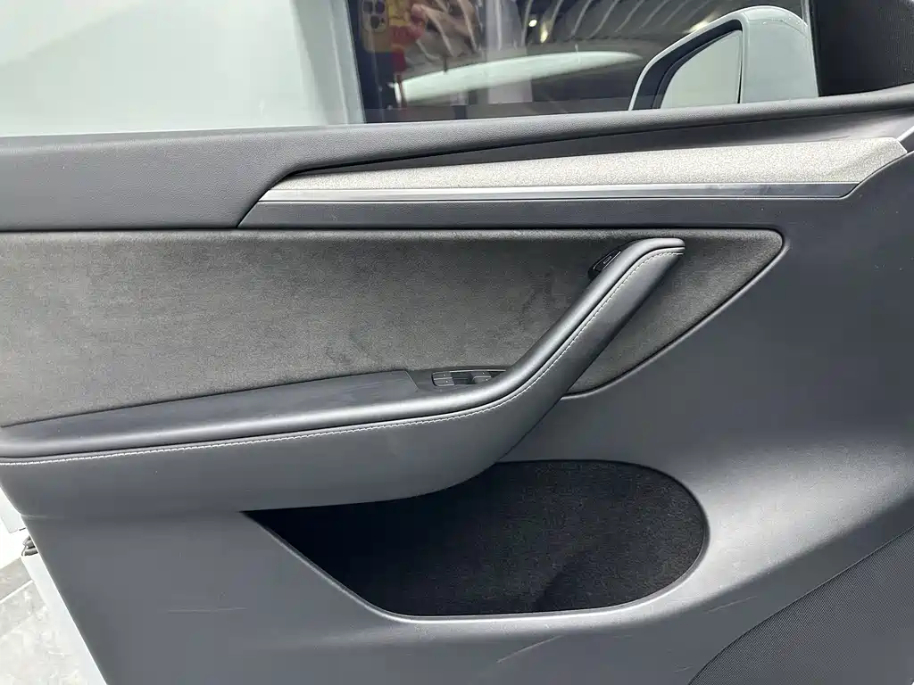 Tesla Model Y — миниатюра 18