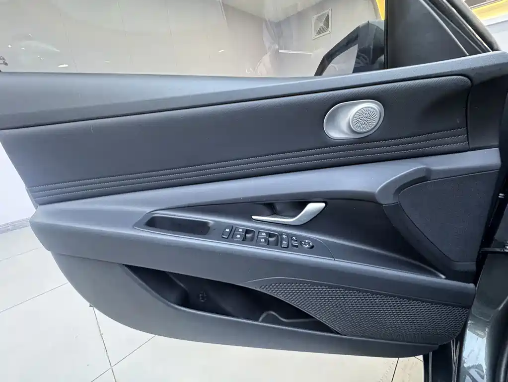 Hyundai Elantra — миниатюра 17