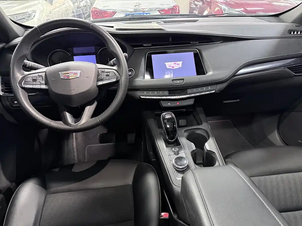 Cadillac XT4 - фото 12