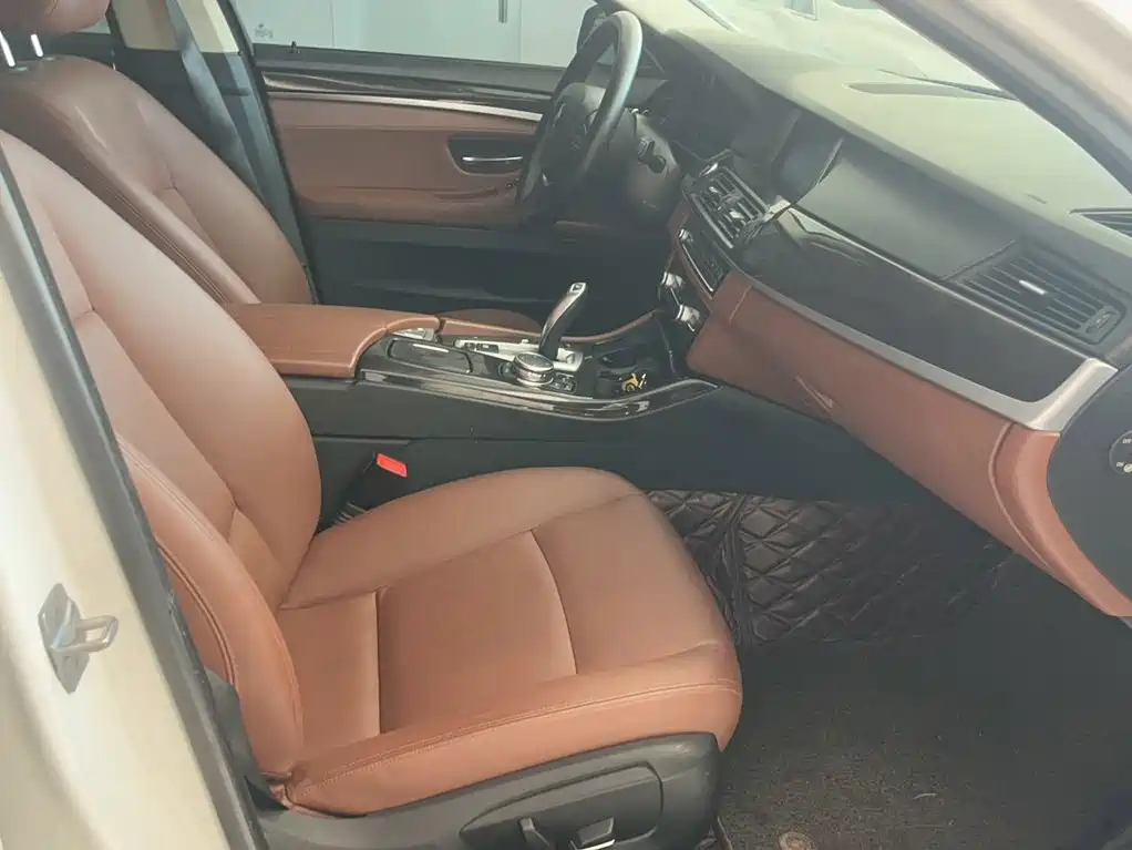 BMW 5 Series — миниатюра 11