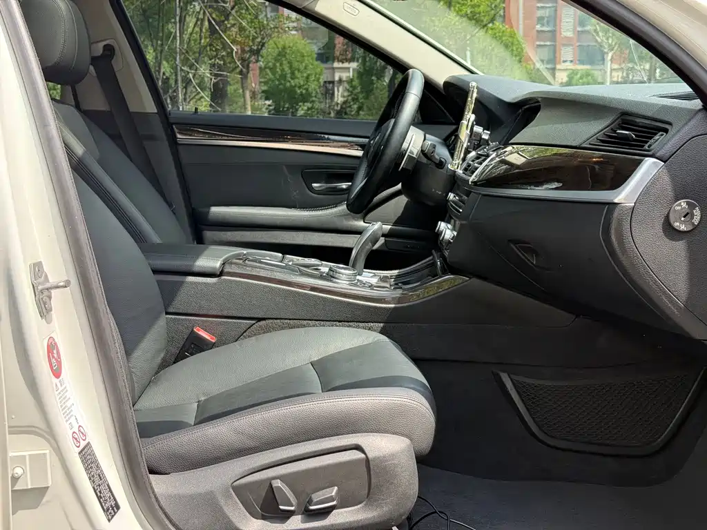 BMW 5 Series — миниатюра 10