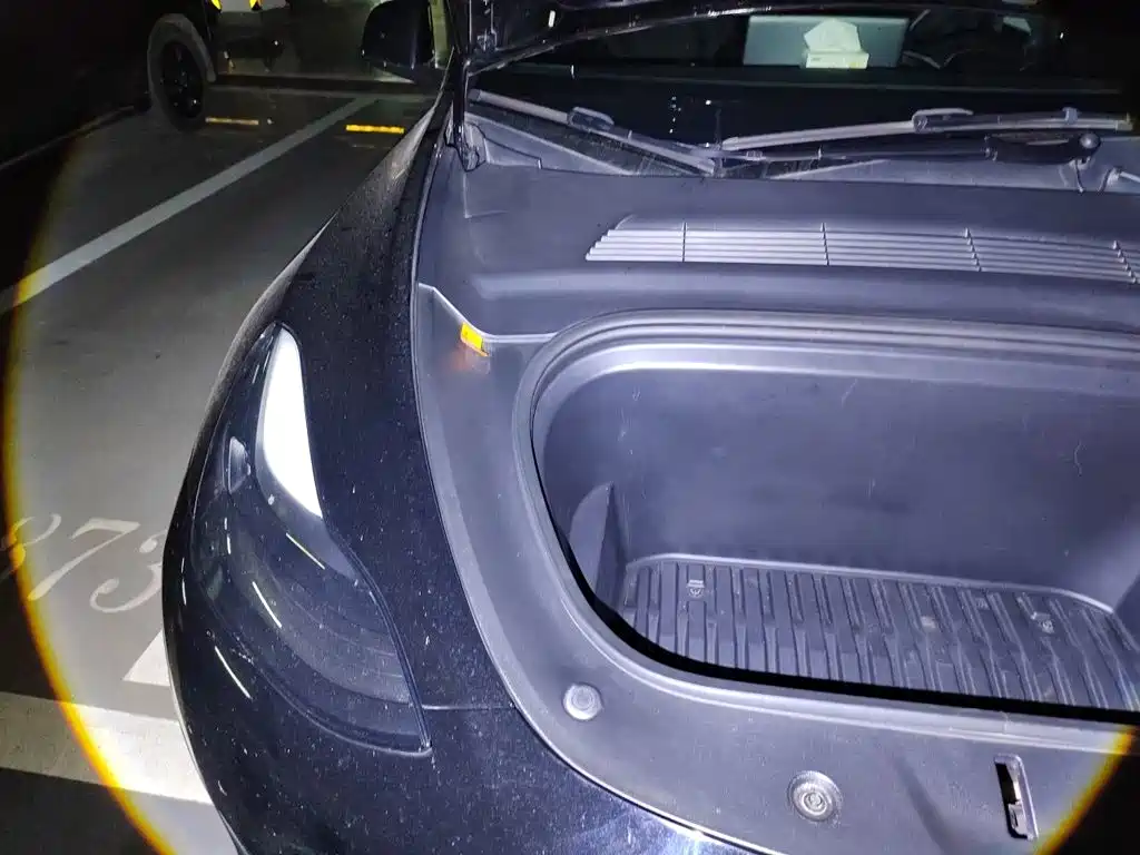 Tesla Model Y — миниатюра 20