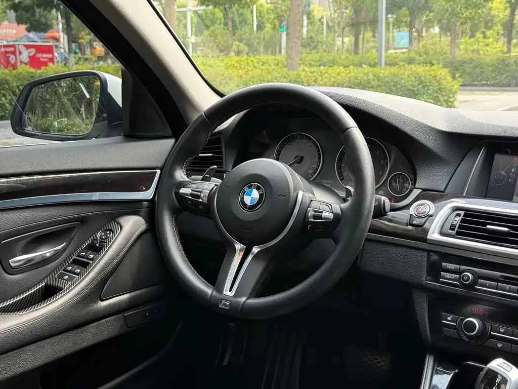 BMW 5 Series — миниатюра 11