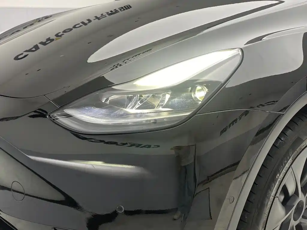 Tesla Model Y — миниатюра 9