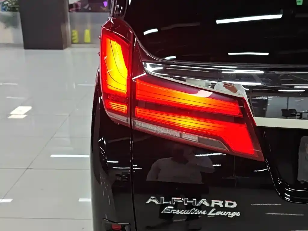 Toyota Alphard — миниатюра 6
