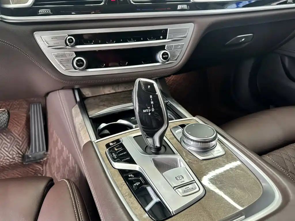 BMW 7 Series — миниатюра 13