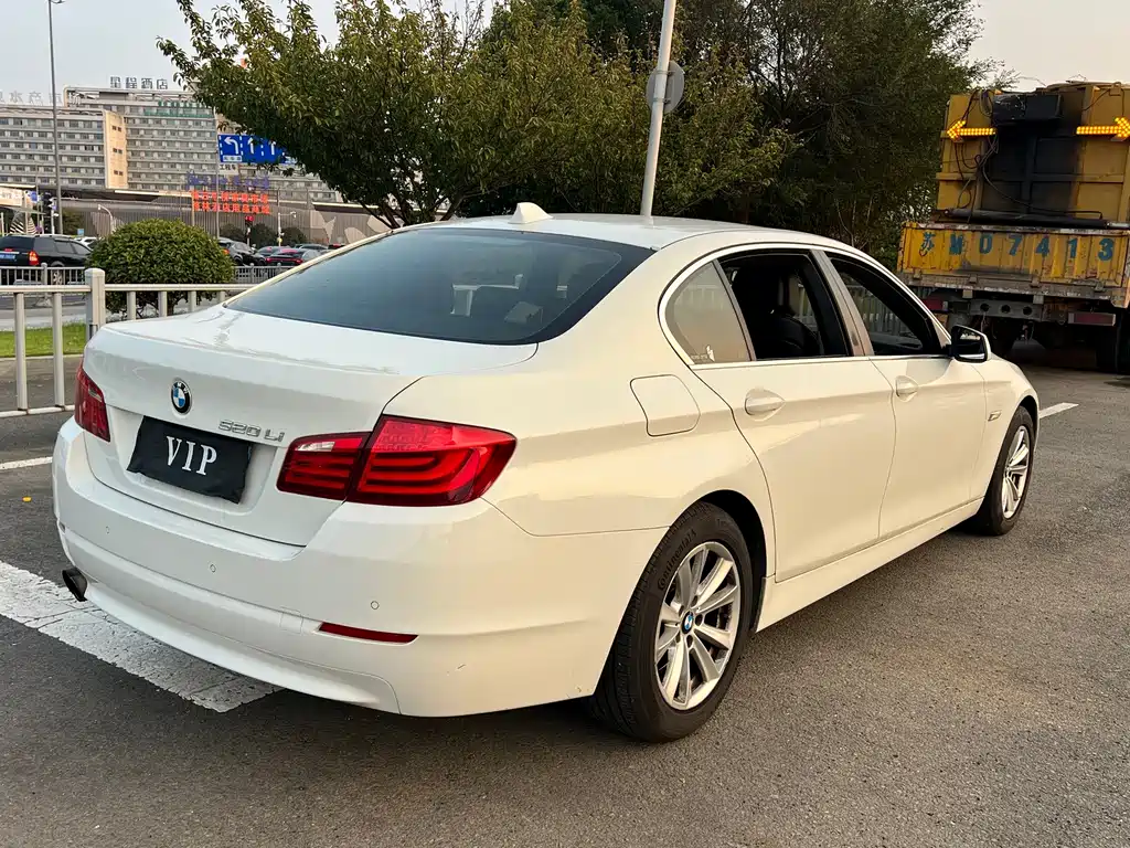 BMW 5 Series — миниатюра 12