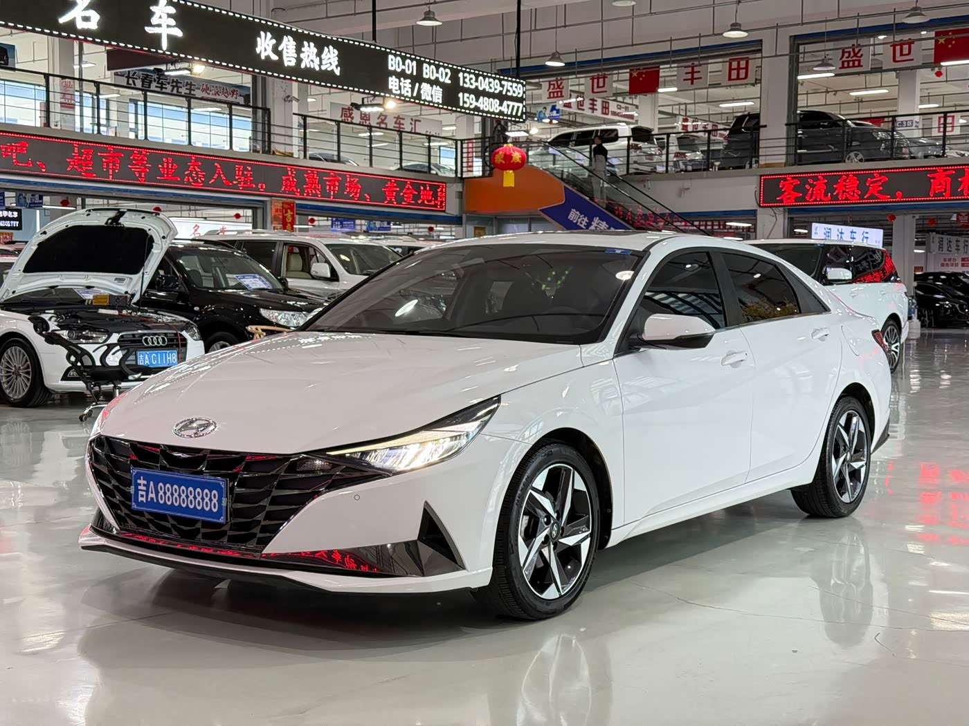 Hyundai Elantra 1.5 л 2023 г. Белый, пробег 32000 км