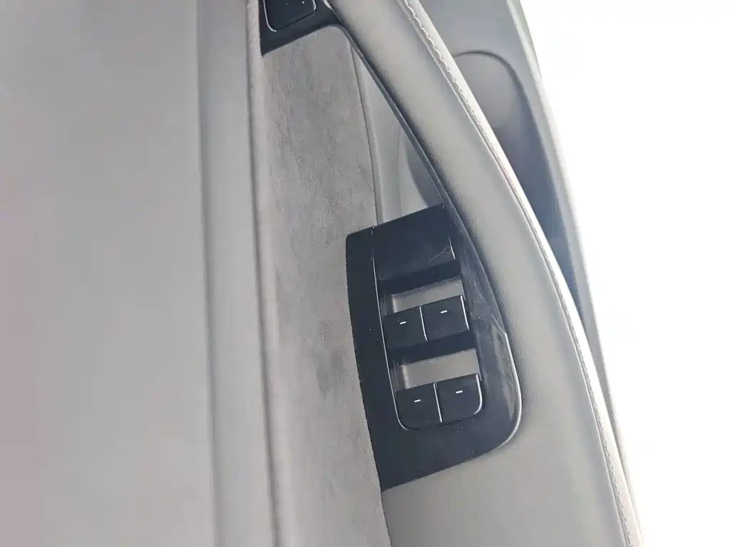 Tesla Model 3 — миниатюра 9