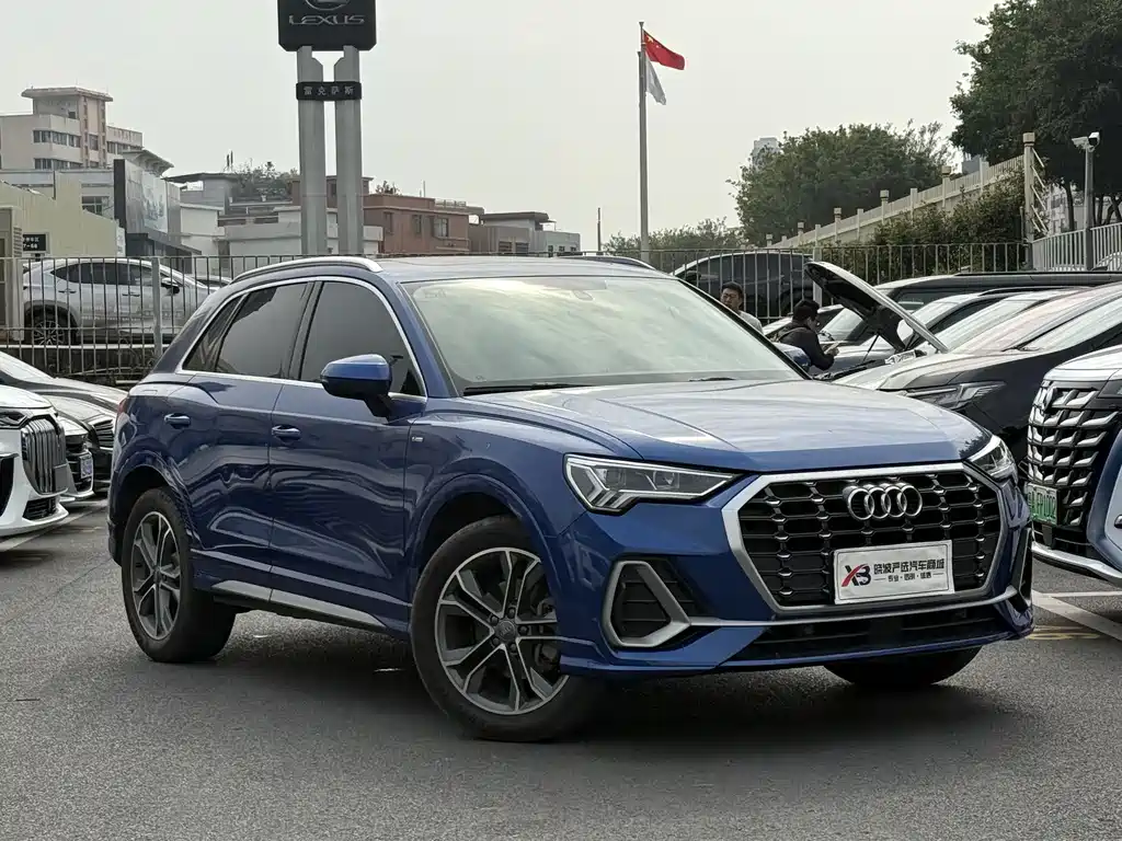 AUDI Q3