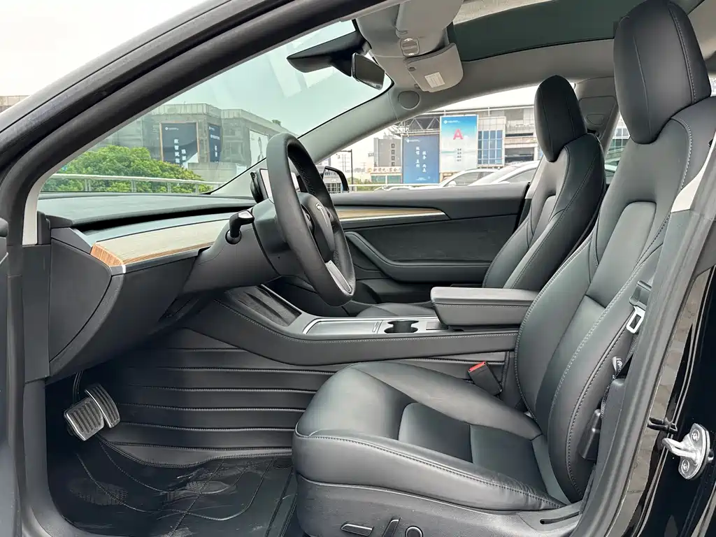 Tesla Model 3 — миниатюра 7