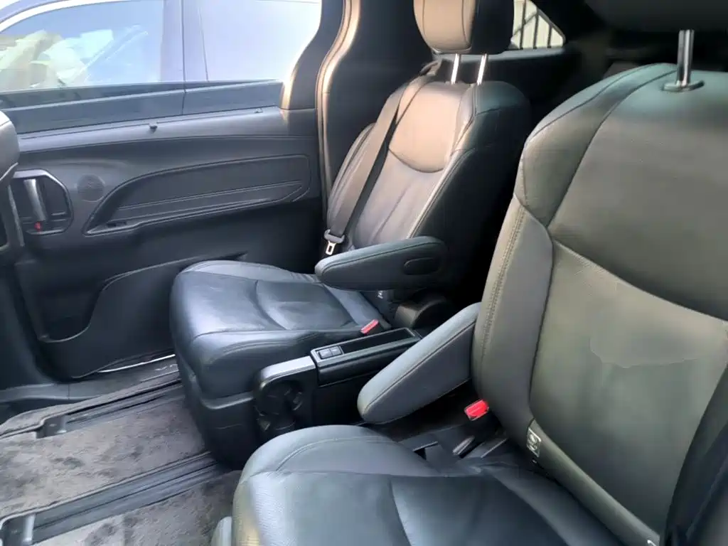 Toyota Sienna — миниатюра 17