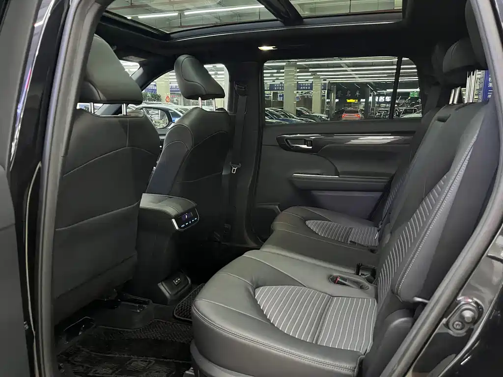 Toyota Crown Kluger — миниатюра 29