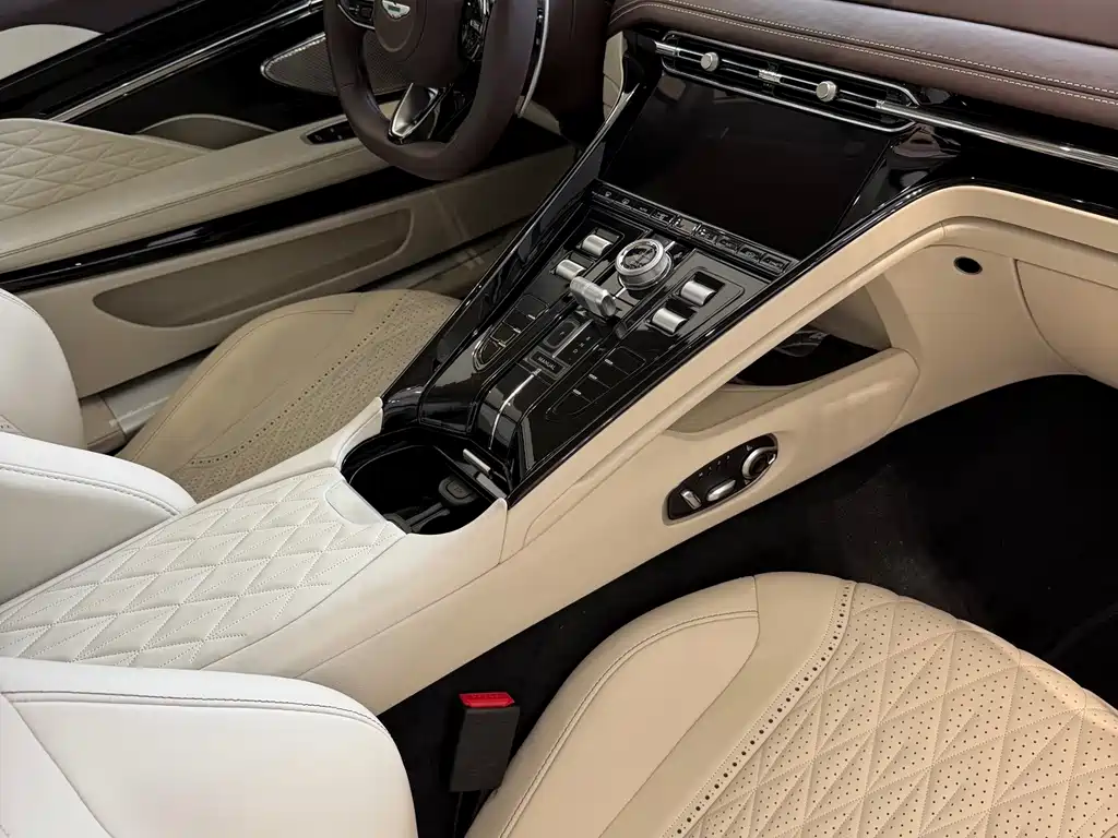 Aston Martin DB12 — миниатюра 8
