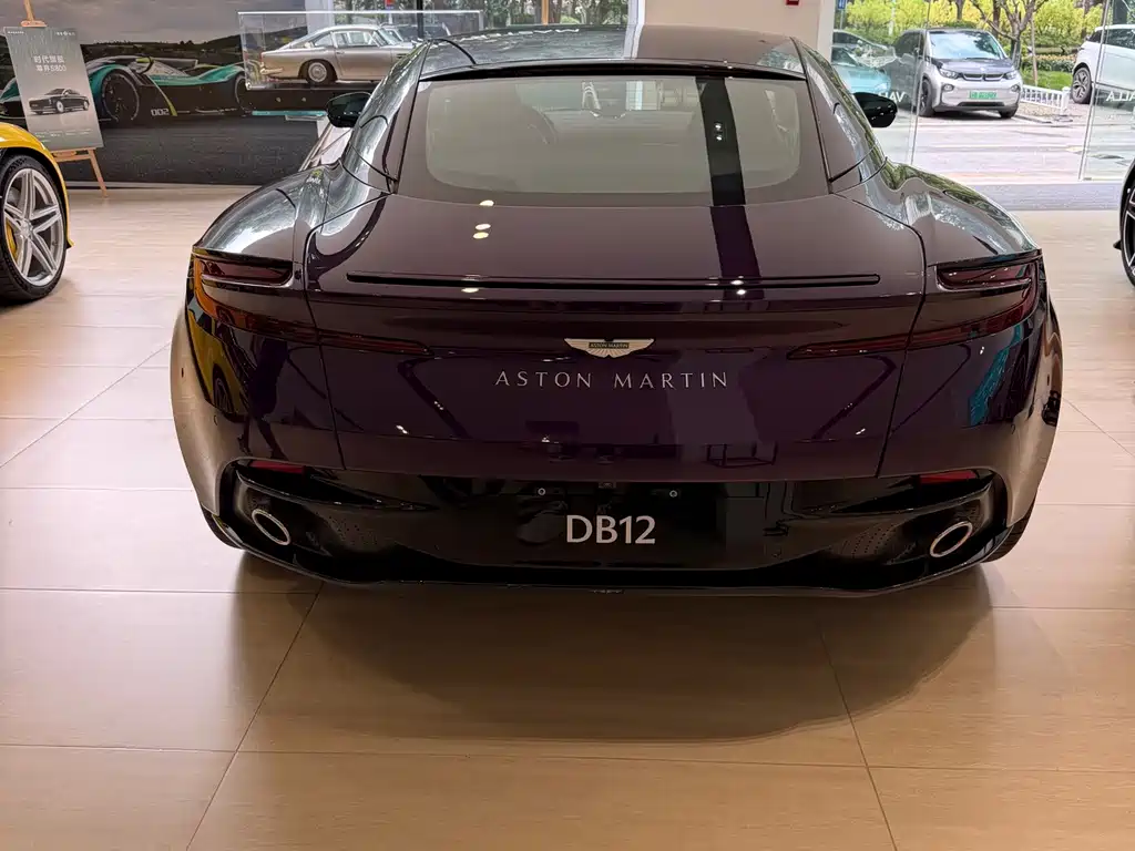 Aston Martin DB12 — миниатюра 12