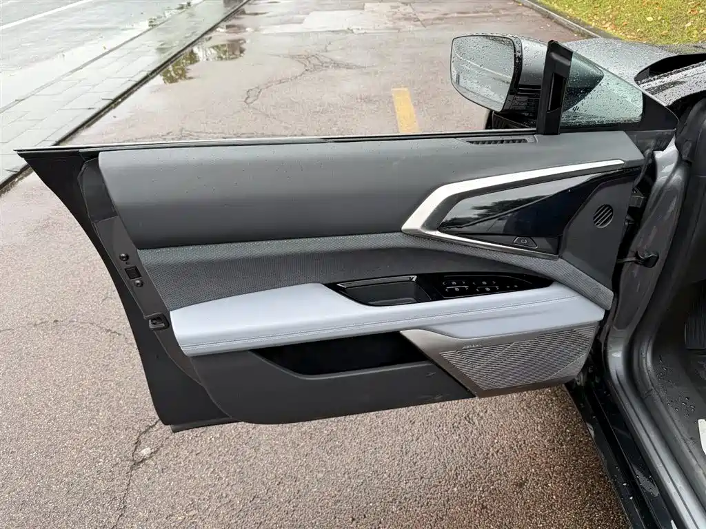 HiPhi HiPhi Z 2023 мест