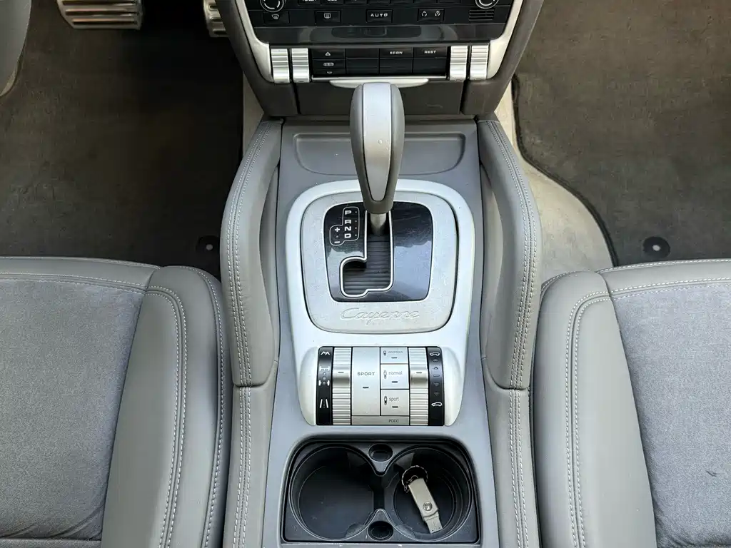 Porsche Cayenne — миниатюра 25