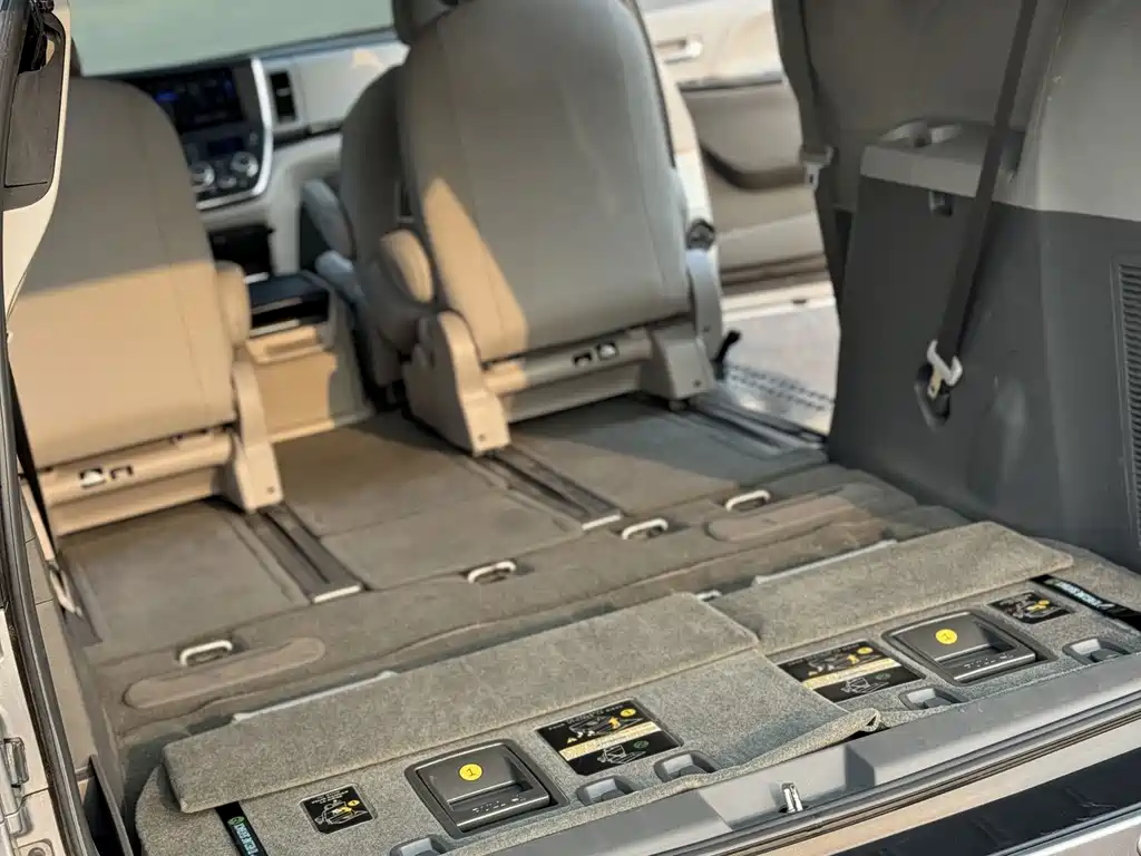 Toyota Sienna — миниатюра 16